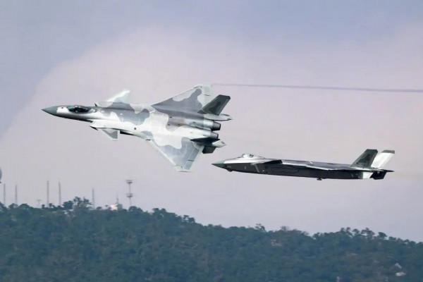 我國空、海兩軍傳出好訊息之際,美軍發了一張夾帶私貨的圖片 我國空、海兩軍傳出好訊息之際,美軍發了一張夾帶私貨的圖片