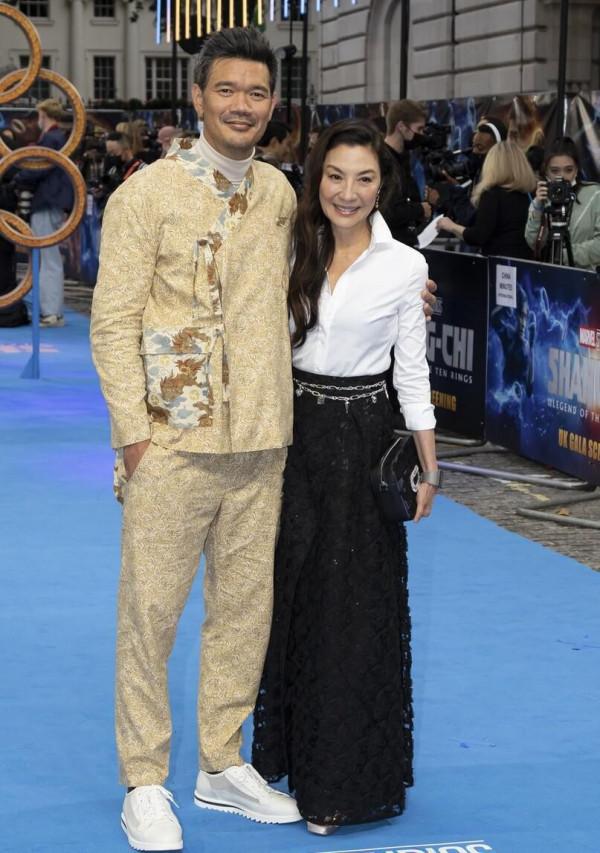 楊紫瓊奔六了仍然英氣十足，白色襯衫單調，配鏤空裙穿出優雅感