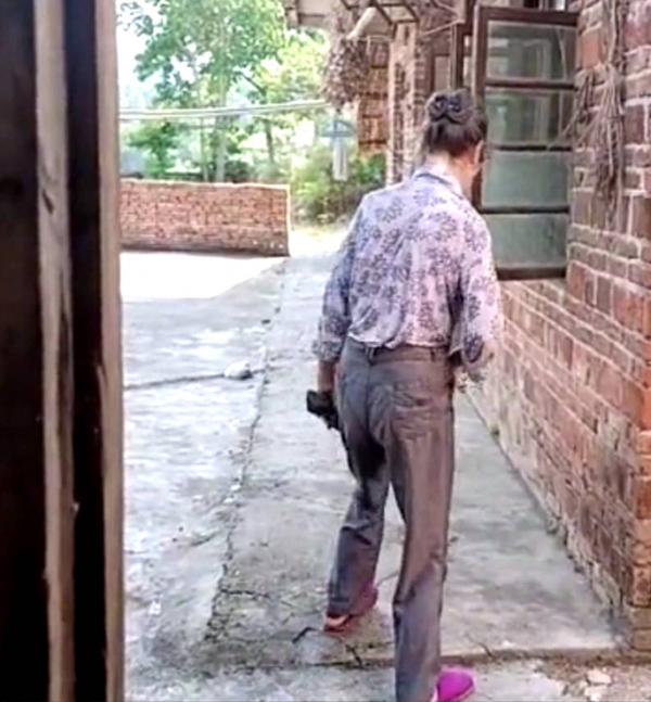 2020年19歲女孩患尿毒症，被親媽拉黑，親爸留下1000元：你多保重