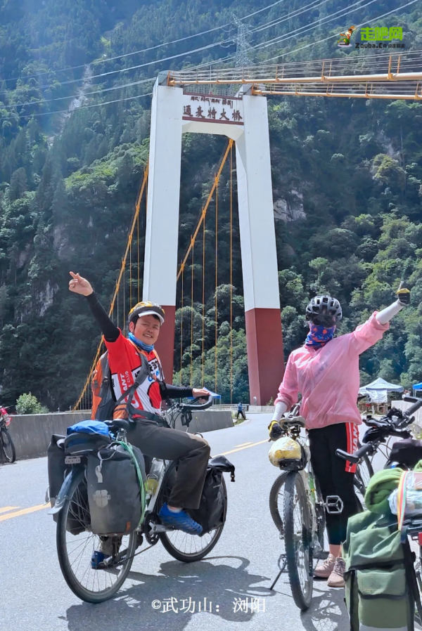 他耕耘三尺講臺，13年單人單車騎行13萬公里，帶女兒畢業騎行進藏