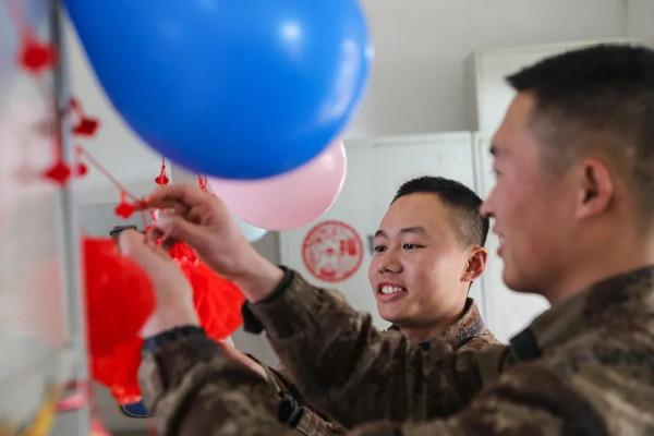 瞧，兵哥兵姐玩轉虎年春節！