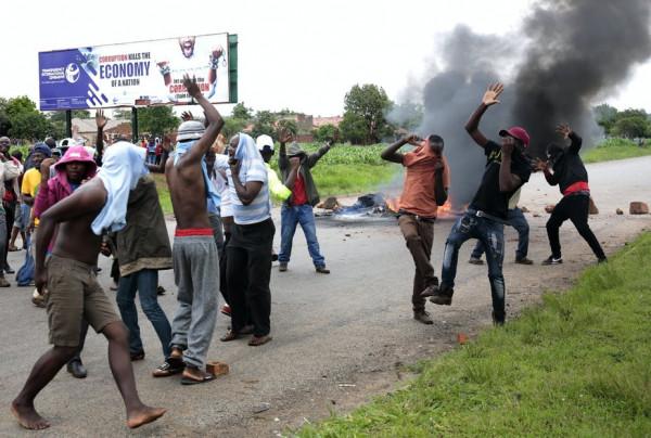 活在止咳糖漿裡的國家，辛巴威喝止咳糖漿，就像中國人吸食鴉片