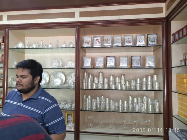 第一次拜訪印度普通人家，印度少女對我深情一笑