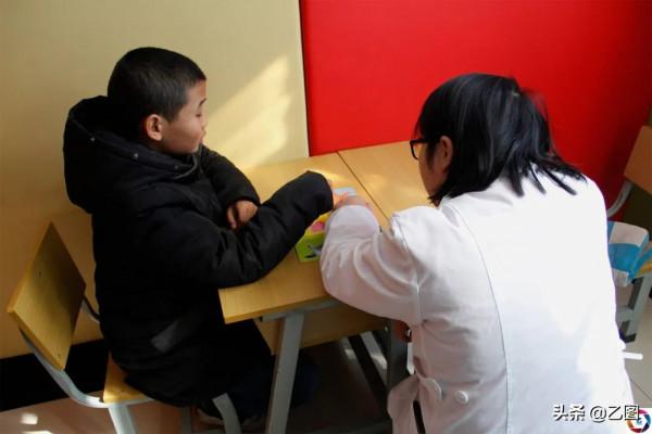 兒子3歲時不對勁沒放心上，6歲被幼兒園退回媽媽才警覺，為時已晚