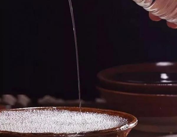 酒桌公認最好喝的3種白酒,百元左右,都是純釀,行家經常整箱買 酒桌公認最好喝的3種白酒,百元左右,都是純釀,行家經常整箱買