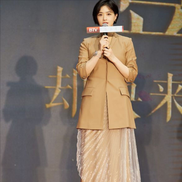 終於get到蔣欣的短髮！不僅超顯臉小，搭配空氣劉海至少嫩十歲