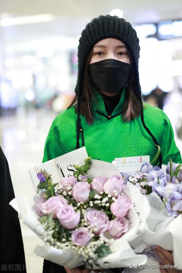 街拍：孟佳戴冷帽搭綠色上衣自信國風大氣漂亮