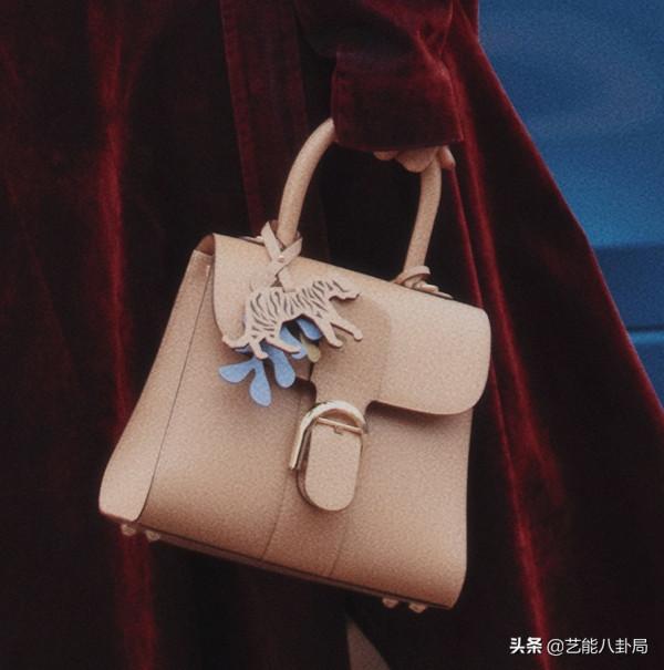 春晚明星私服比美：劉濤拎虎包，趙麗穎編流蘇辮，張若昀裹花棉被