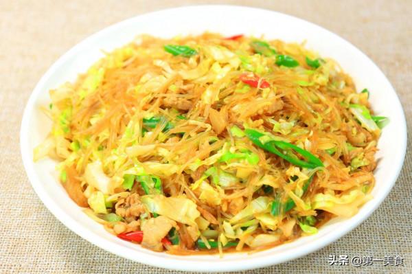 廚師長做的粉絲炒包菜，不用加水直接下鍋炒，口感勁道還不粘鍋