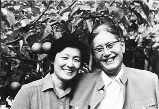 毛主席學英語忘記下飛機，空姐上前提醒，主席：也不留我們吃飯