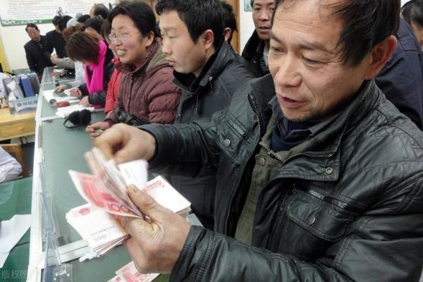 農民種糧一輩子，每年新農保1000元交15年，養老金會比存款划算麼