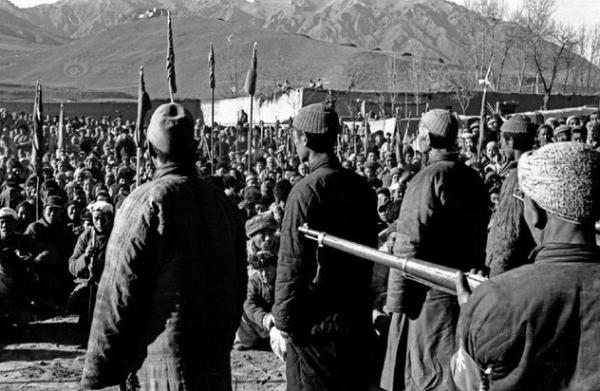 被美人計策反的司令員,因求助戰友曝光蹤跡,被送公審判刑才知悔改