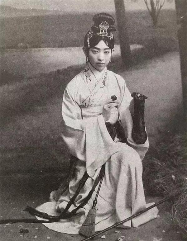 福芝芳16歲嫁給梅蘭芳，對大夫人畢恭畢敬，為何偏偏容不下孟小冬