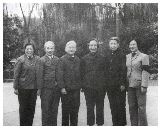 女紅軍生子後，為避免孩子啼哭聲驚動敵人，欲將其扔掉，後來如何