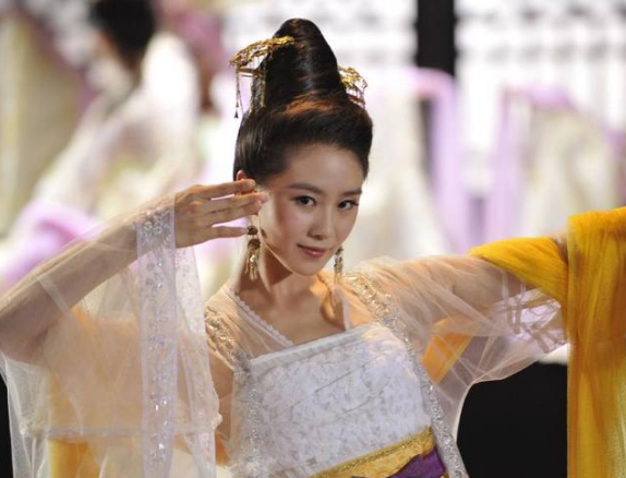 劉詩詩抽空拍了個短劇，配上野性十足的男主，我笑開了花