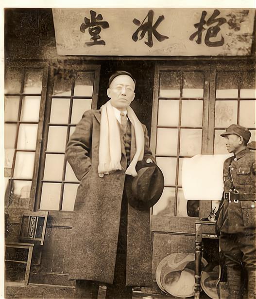 郭沫若用4字罵魯迅，魯迅加1字回懟，道出了郭沫若一生