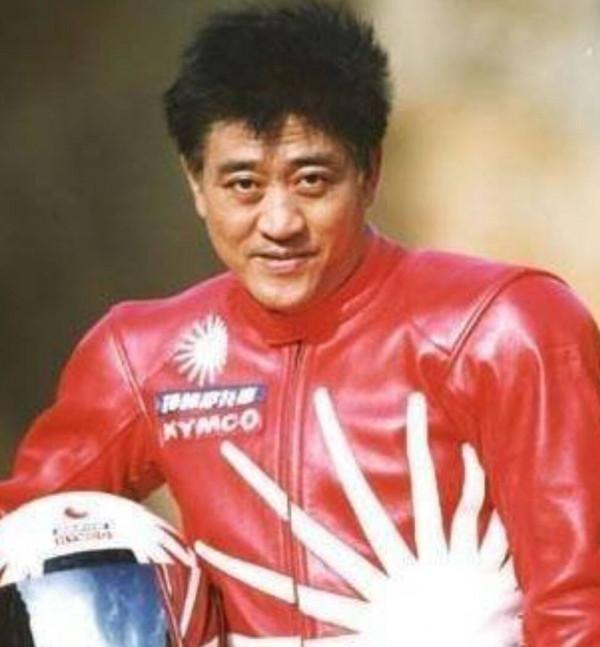 飛越黃河的柯受良地位有多高？張學友出錢治喪，劉德華為其女送嫁