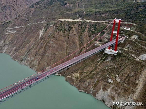 建在天上的雅康高速，一條隧道一座橋，318進藏路上一道靚麗風景