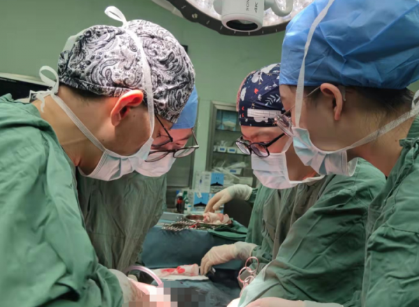 剛失去了父親，母親又診斷卵巢癌，春節獨自陪母親治療的女大學生讓醫生落淚