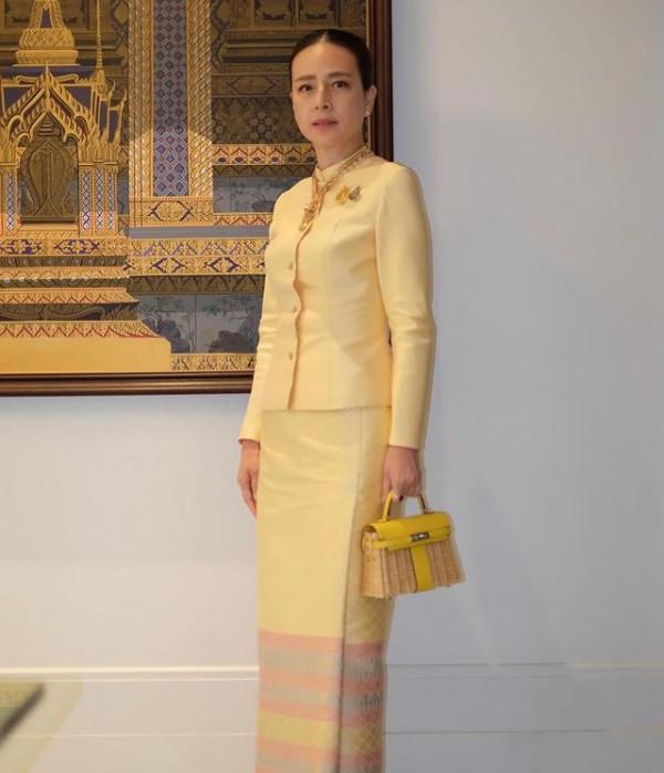 華裔“凍齡美人”伍倫盼,穿泰式傳統服裝雍容華貴,比蘇提達還美 華裔“凍齡美人”伍倫盼,穿泰式傳統服裝雍容華貴,比蘇提達還美