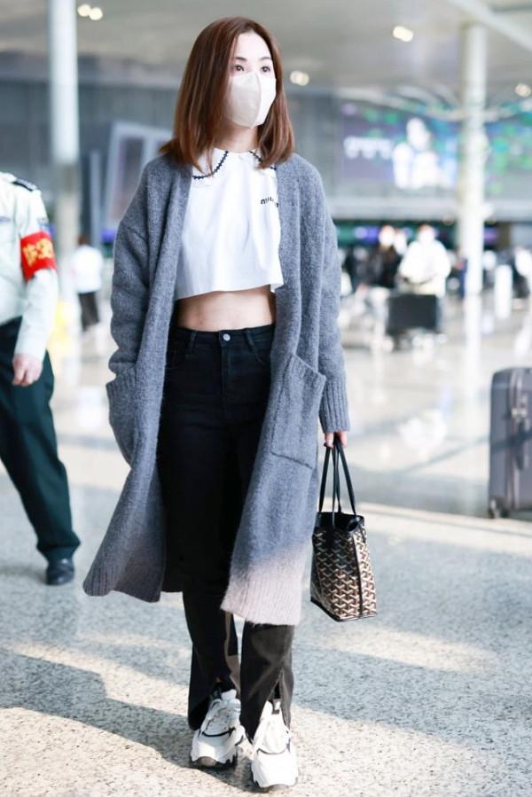 蔡卓妍還是瘦下來了,穿毛衣不忘秀“馬甲線”,造型看著很自信 蔡卓妍還是瘦下來了,穿毛衣不忘秀“馬甲線”,造型看著很自信