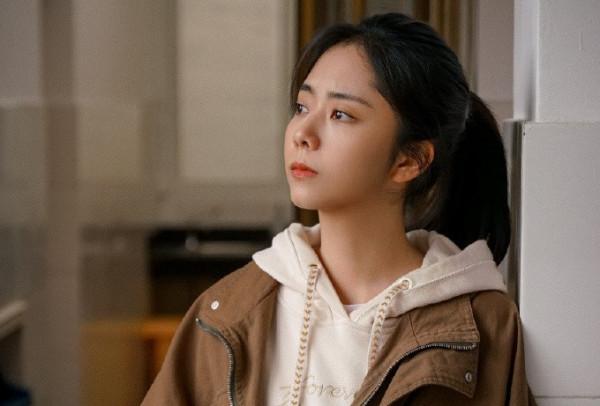 31歲的譚松韻，熒幕前單純美好，背後的故事卻讓人心疼