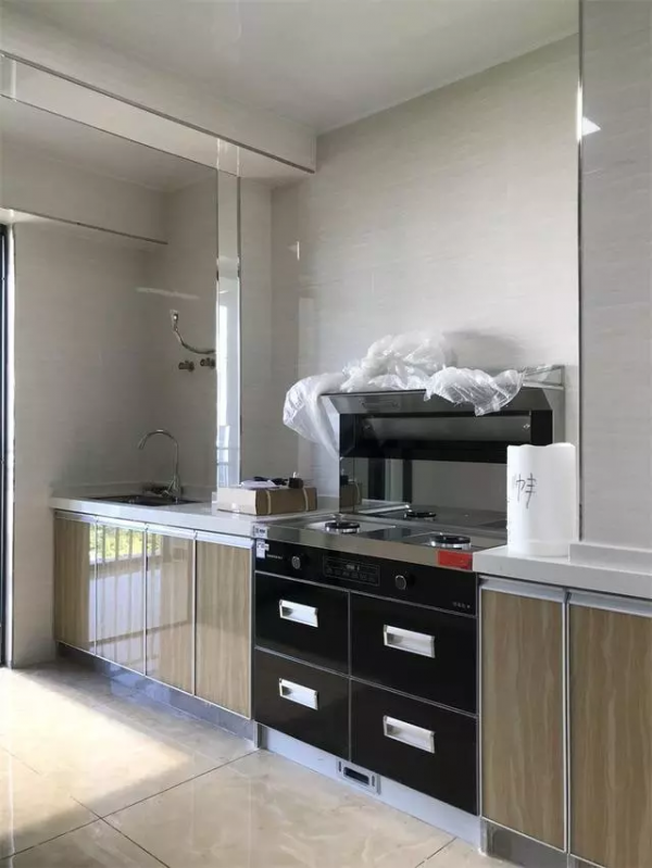 硬裝剛結束的137㎡新房，廚房櫃子內嵌到牆裡，鄰居紛紛上門模仿