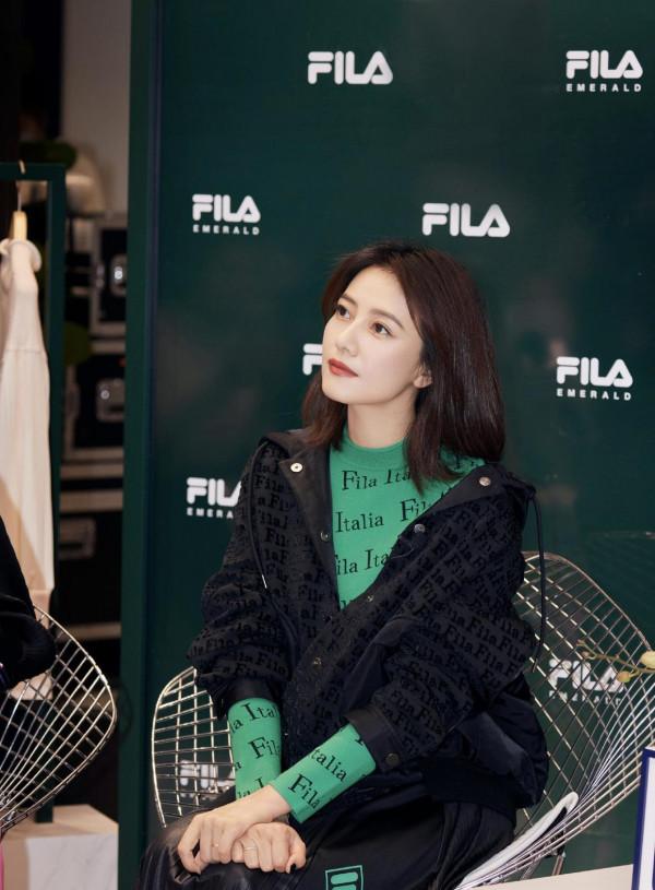 42歲的高圓圓才是“阿姨圈頂流”，黑色外套搭配百褶裙，減齡洋氣