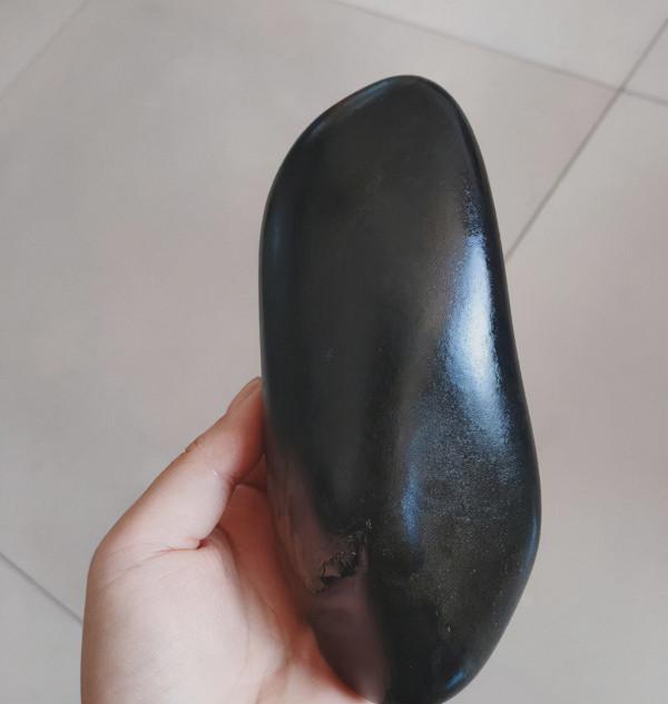 碧玉？墨玉？黑油油的，亮