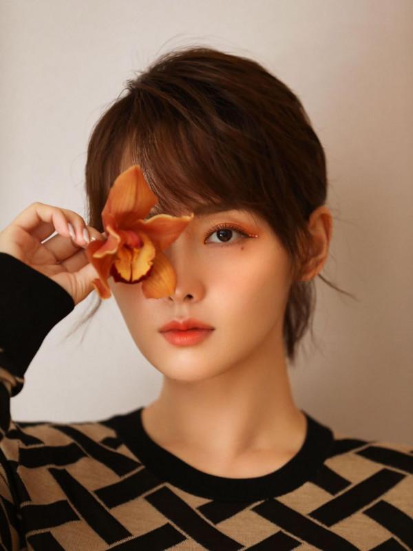 張嘉倪的落日晚霞妝“火”了，配上焦糖系衣裝，32歲秒變18歲少女