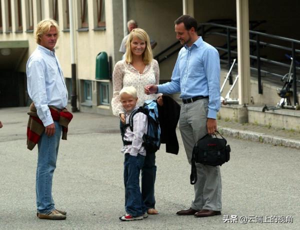 被國民寵大的平民“王子”，挪威未來女王的哥哥卻過著擰巴的人生