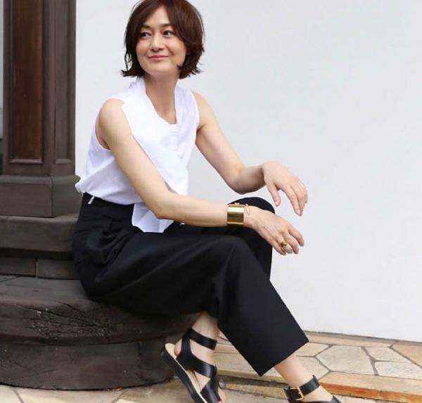 這才是“黑白配”的穿搭精髓！52歲的富岡佳子，贏得體面優雅