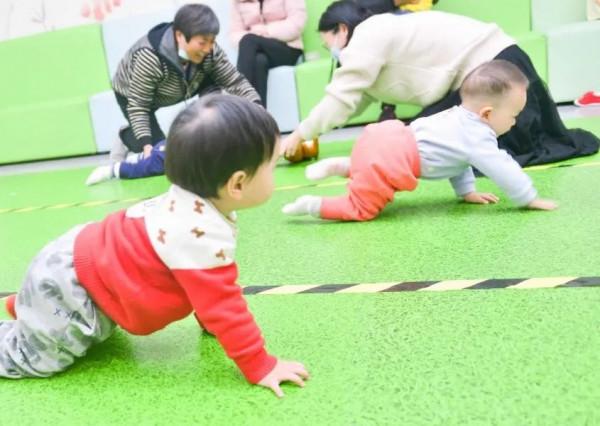 禾芸嘉萌寶爬爬賽結束啦,進來見識一下人類幼崽的戰鬥力吧 禾芸嘉萌寶爬爬賽結束啦,進來見識一下人類幼崽的戰鬥力吧