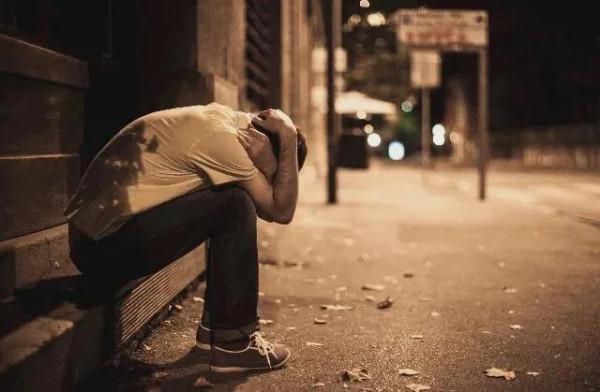 他默默的拿出一把菜刀，放在枕頭底下，接著，一根鐵釺子放在頭上