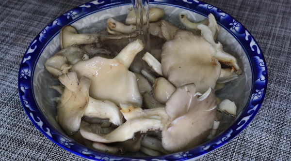 4元一斤的“素中肉”，別總是炒著吃，這樣做又香又開胃，真香