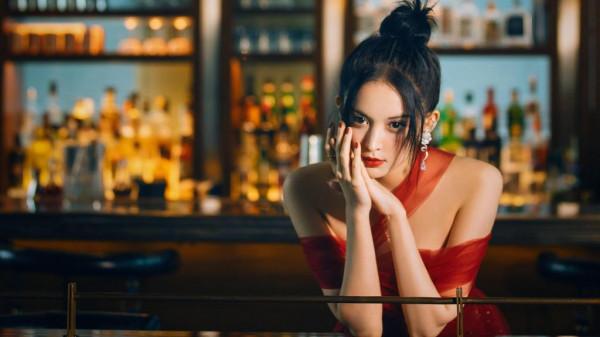 古力娜扎身穿星光紗裙，盡顯優雅氣質