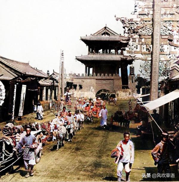 1904年的奉天（今瀋陽）中街，鐘鼓樓邊的街市熱鬧繁華