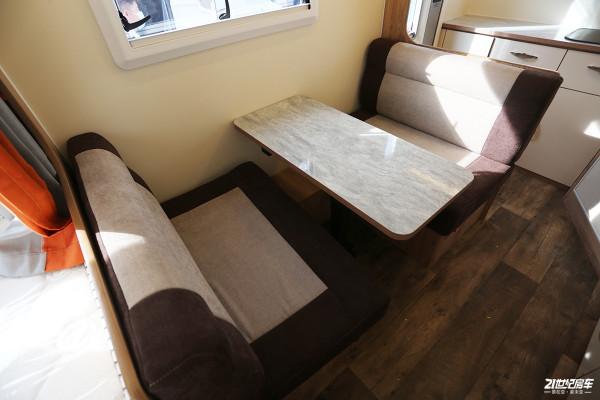 不到20萬的旌航“小拖掛”，800Ah鋰電、280L淨水箱，舒適得很