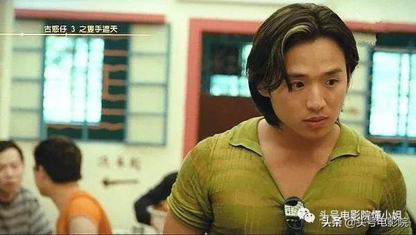 53歲“古惑仔”發福現身，陳小春倒茶叫他大哥，張柏芝第一個男人