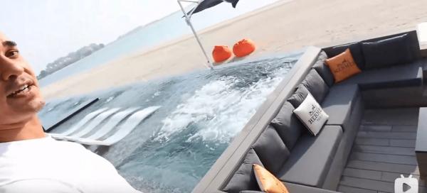 迪拜小哥甩賣7.7億豪宅 買就送勞斯萊斯和法拉利 迪拜小哥甩賣7.7億豪宅 買就送勞斯萊斯和法拉利