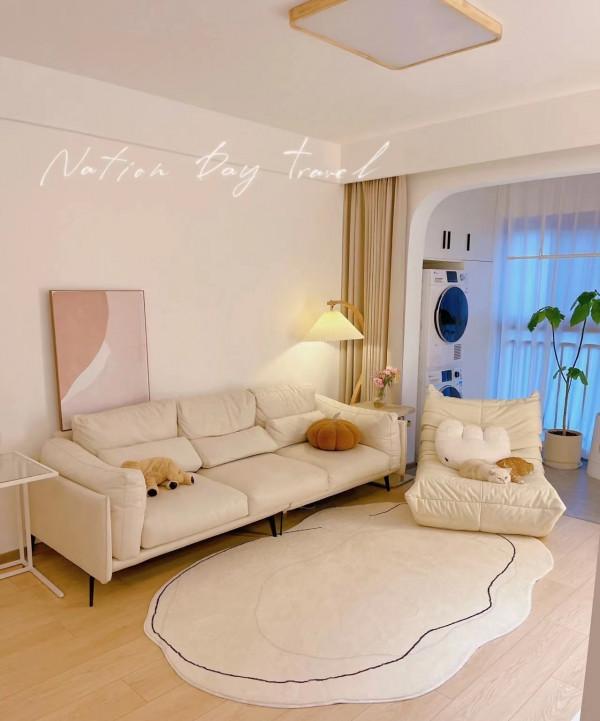 她家只有55平米，全屋裝修成大白牆，陽臺做拱門，鄰居都直呼好看