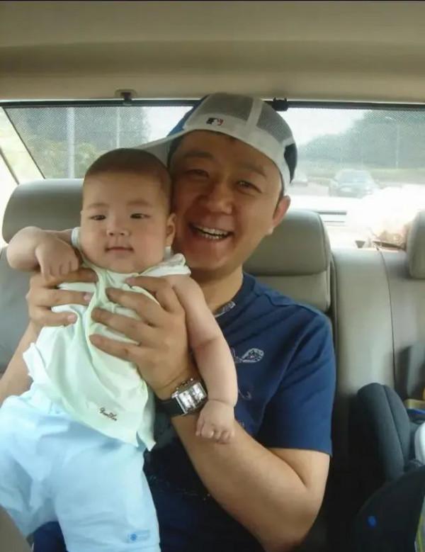 14歲“石頭哥”身高超1米8，青春期發育過猛，身穿西裝顯成熟