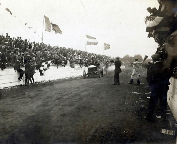 科普｜F1賽事終點旗為什麼是黑白格？