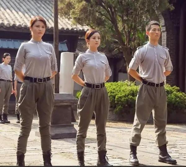 趙麗穎穿軍裝，有的英姿颯爽，有的可可愛愛，這反差萌太絕了