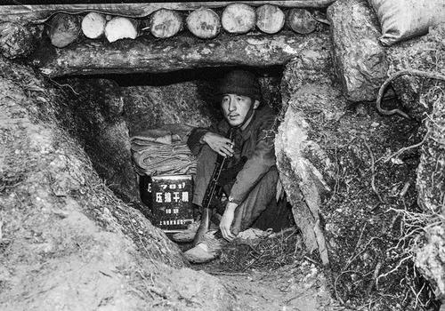 帶殺氣的眼神?一等功臣楊啟良擊斃18人,面露殺氣時被拍下 帶殺氣的眼神?一等功臣楊啟良擊斃18人,面露殺氣時被拍下