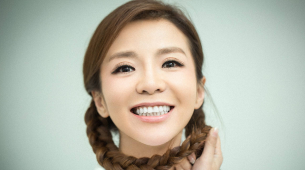 猛人朱迅：端盤洗廁所，簽約日本電臺，拍電影爆紅，入央視成花旦