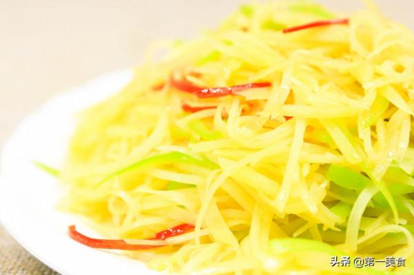 青椒土豆絲，先焯水還是直接炒，很多人都做錯了，廚師長分享做法