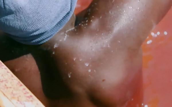 塞內加爾的底層生活：採鹽工為了掙錢，渾身潰爛也要泡在鹽湖裡