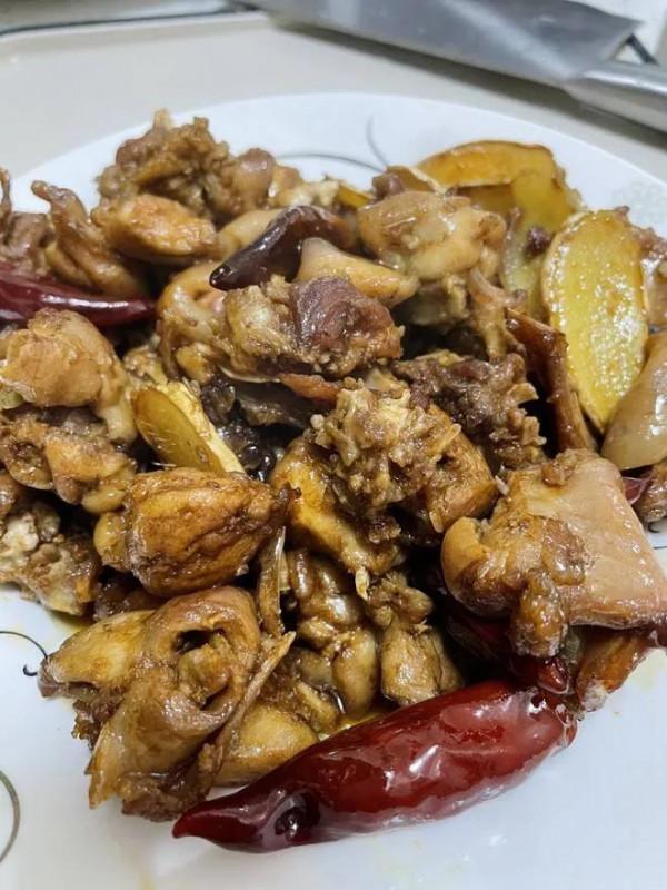 小白兔白又白，兩隻耳朵豎起來，蹦蹦跳跳真可愛，哎呀真香