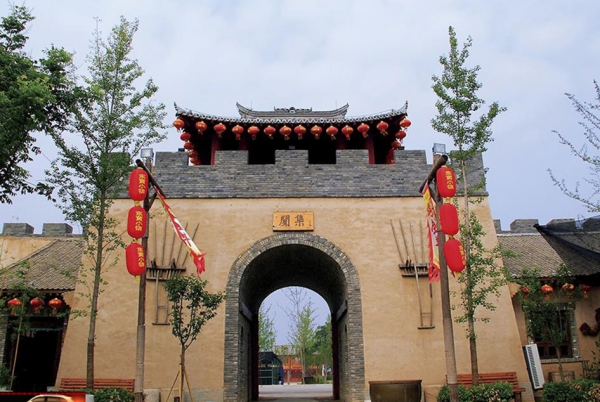 陝西斥資5億建造的文旅小鎮,卻因位置偏僻被嫌棄,如今遊客稀少 陝西斥資5億建造的文旅小鎮,卻因位置偏僻被嫌棄,如今遊客稀少